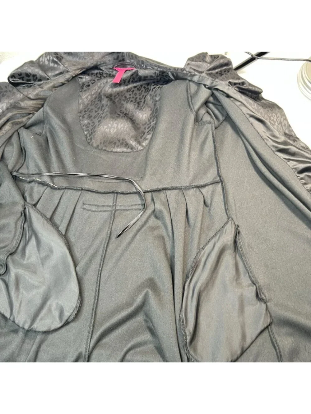 Betsey Johnson Intimates Velour Short Robe Leopard Satin Trim Black Medium - Picture 10 of 10
